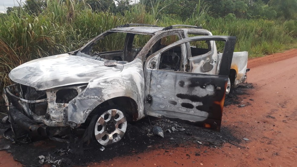 Bandidos fazem família refém durante assalto em propriedade rural e, na fuga, colocam fogo em veículos das vítimas