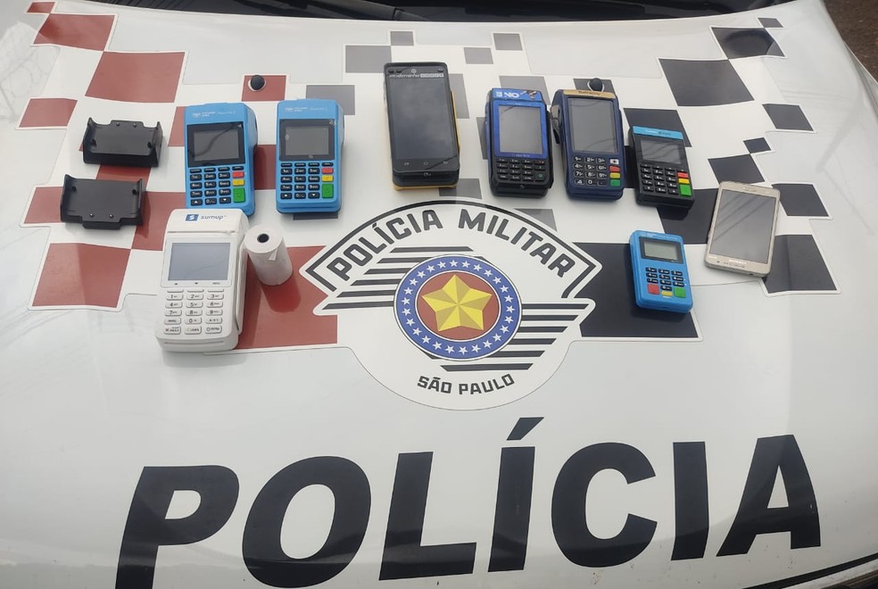 Casal suspeita de ligação sobre cartão bancário, aciona a PM e golpistas são presos em flagrante