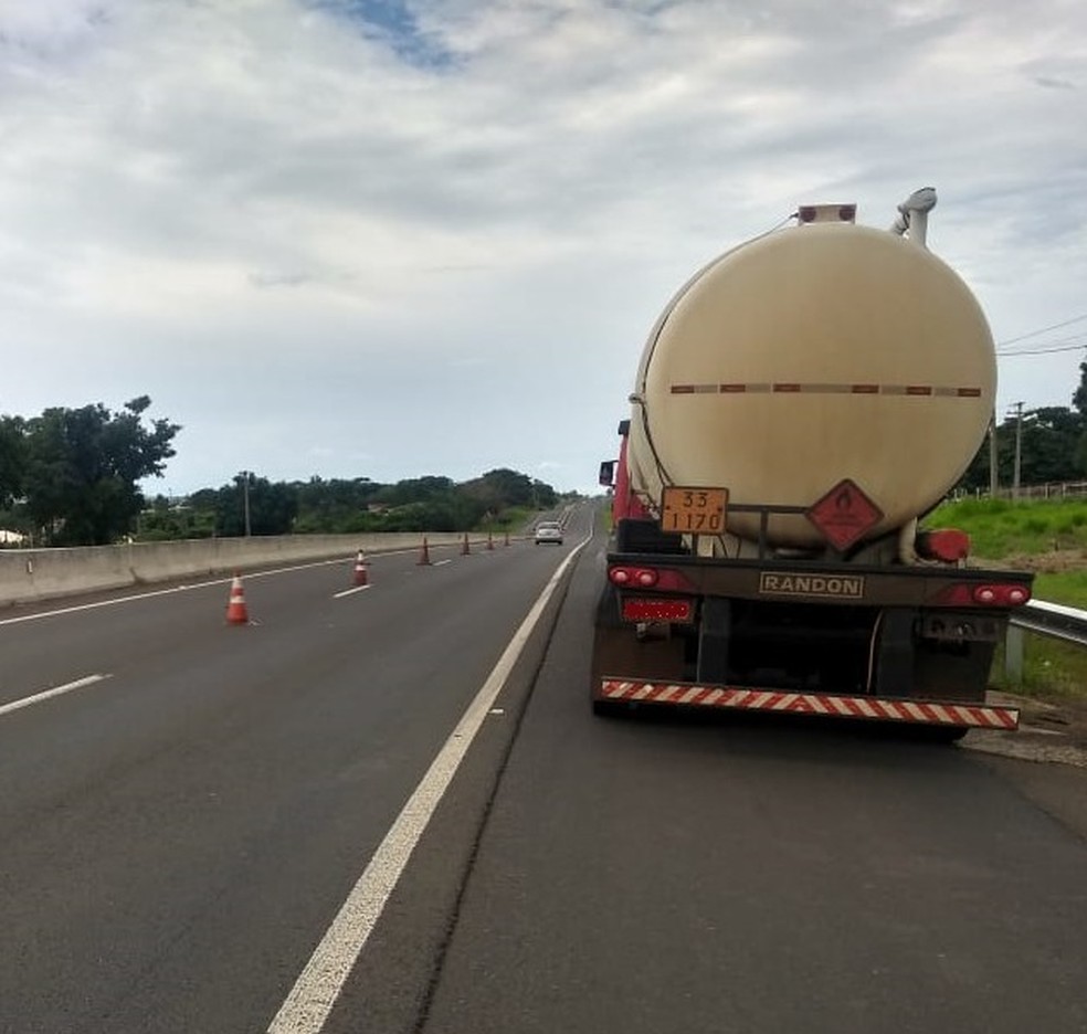 Caminhoneiro desembarca de veículo e acaba atropelado na SP-425 em Presidente Prudente