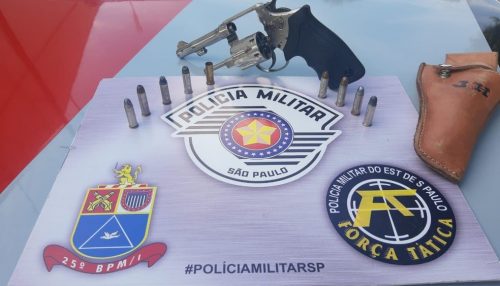 Revólver e munições são apreendidos pela Polícia Militar após denúncias, em Tupi Paulista