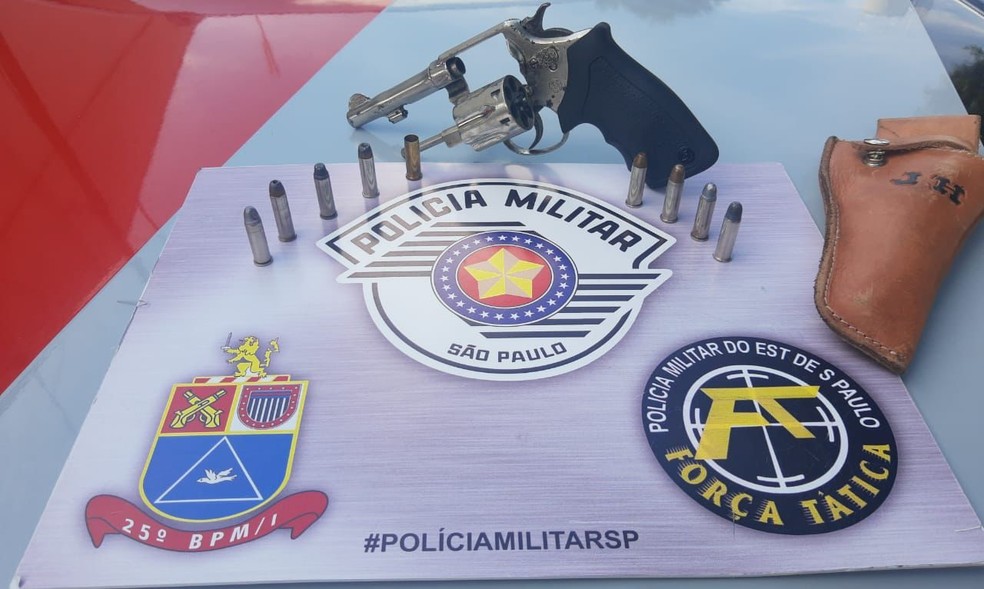 Revólver e munições são apreendidos pela Polícia Militar após denúncias, em Tupi Paulista