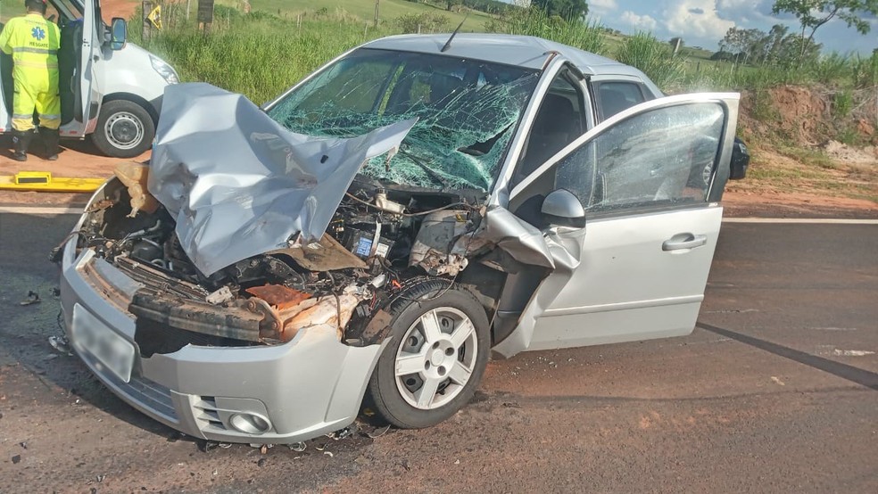 Batida entre carro e caminhão deixa duas pessoas feridas em rodovia entre Osvaldo Cruz e Sagres