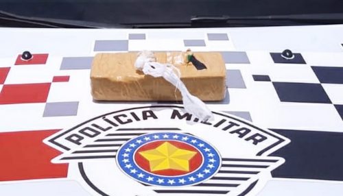 Casal é preso em flagrante por tráfico ao transportar pasta base de cocaína em veículo