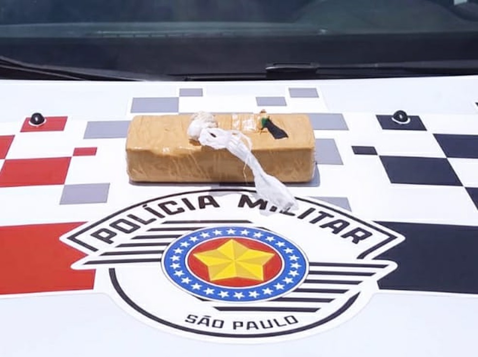 Casal é preso em flagrante por tráfico ao transportar pasta base de cocaína em veículo