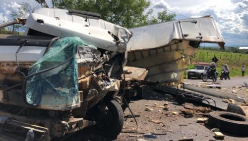 Colisão entre dois caminhões deixa três feridos na vicinal Tupã/Quatá