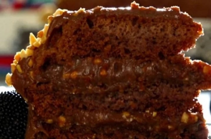 Marido fica revoltado por não receber o primeiro pedaço do bolo e ameaça aniversariante e convidados em MT