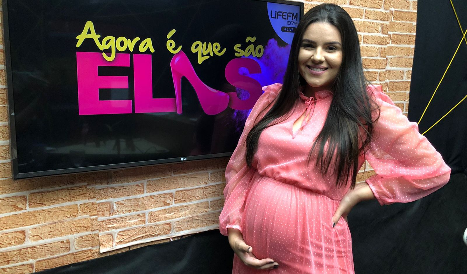 A influencer Juliana Del Compare marcou com alto astral a reestreia do 'Agora é Que São Elas'