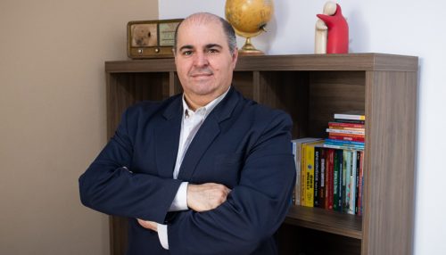 Coordenador de Comunicação Científica da UniFAI recebe condecoração da Rede Governança Brasil