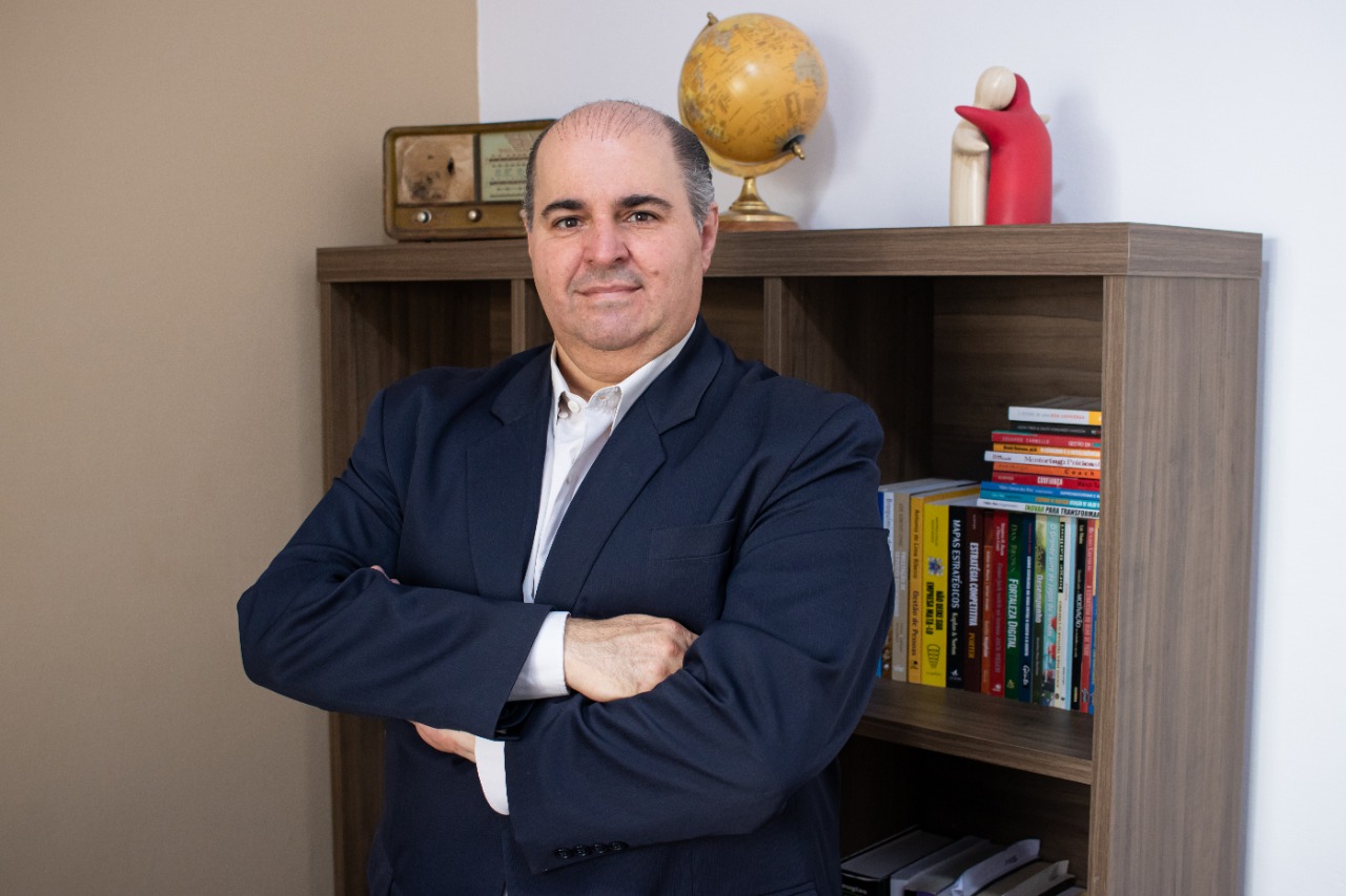 Coordenador de Comunicação Científica da UniFAI recebe condecoração da Rede Governança Brasil