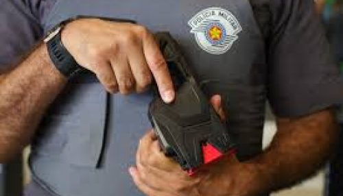 Com arma TASER Polícia Militar imobiliza homem após agredir a esposa em Parapuã