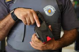 Com arma TASER Polícia Militar imobiliza homem após agredir a esposa em Parapuã