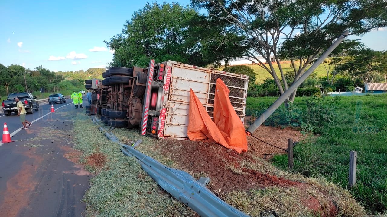 Carreta carregada de amendoim tomba na SP-294