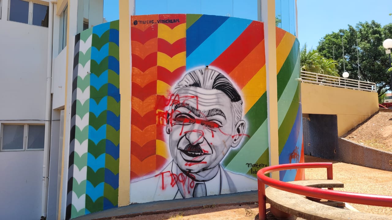 Nota: A Secretaria de Cultura e Turismo de Adamantina lamenta a pichação feita no prédio da Biblioteca Pública Municipal “Jurema Citeli”