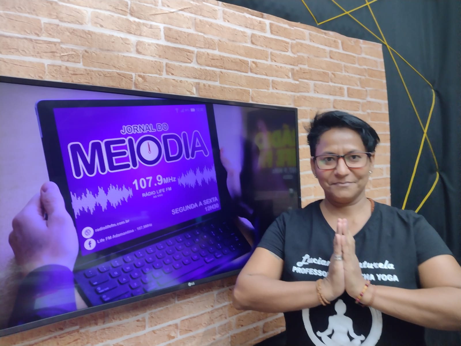 Professora de Yoga realiza projeto no Jardim Brasil e dar aula  gratuitamente