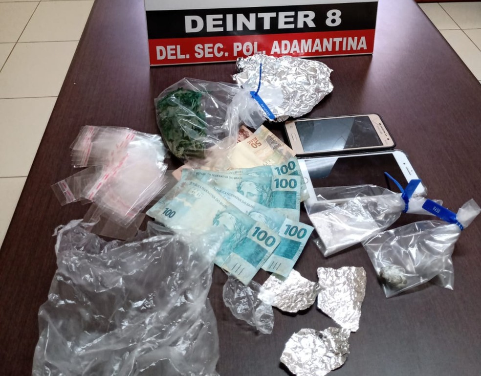Policiais surpreendem casal de irmãos durante embalagem de drogas em Adamantina