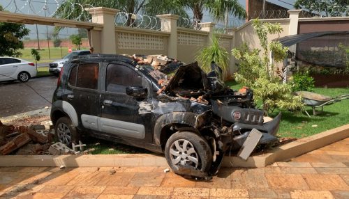 Motorista perde controle de carro, em rotatória, e invade casa no Dorigo
