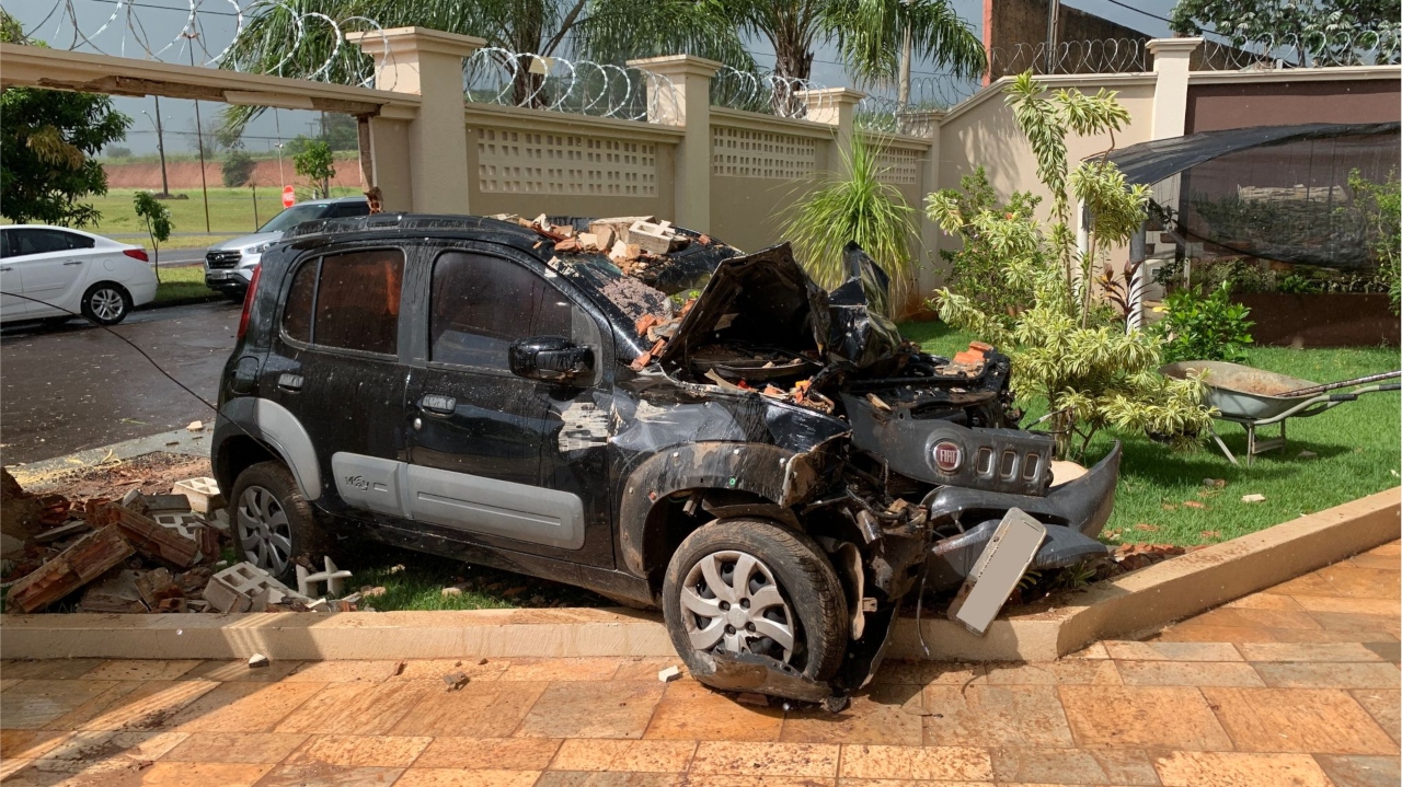 Motorista perde controle de carro, em rotatória, e invade casa no Dorigo