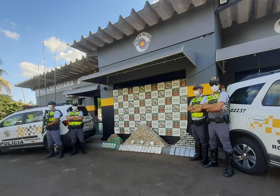 Polícia Rodoviária apreende carga de pasta base de cocaína em carreta em Adamantina