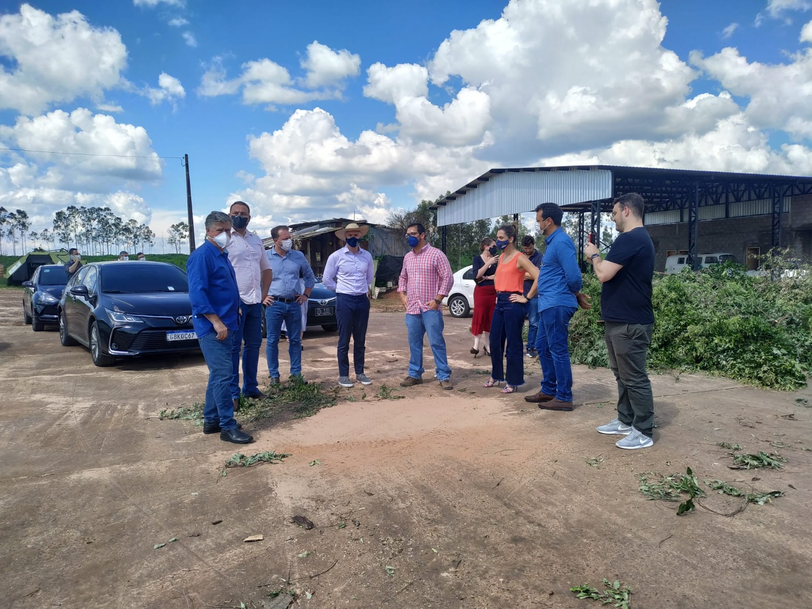 Representantes do Parque Tecnológico de São José dos Campos e do Crea-SP visitam pátio de compostagem para troca de experiências