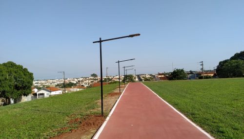 Prefeitura de Adamantina instala postes de iluminação sustentável no Campo do Marroco e Jardim Europa