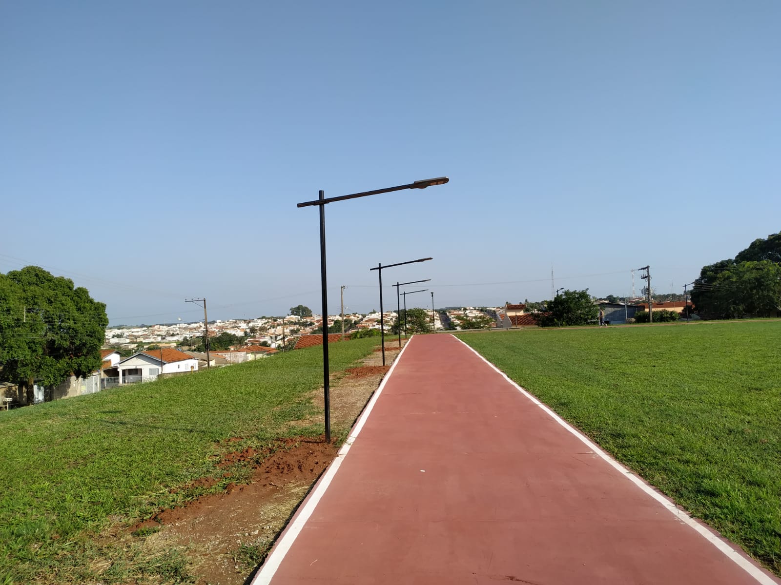 Prefeitura de Adamantina instala postes de iluminação sustentável no Campo do Marroco e Jardim Europa