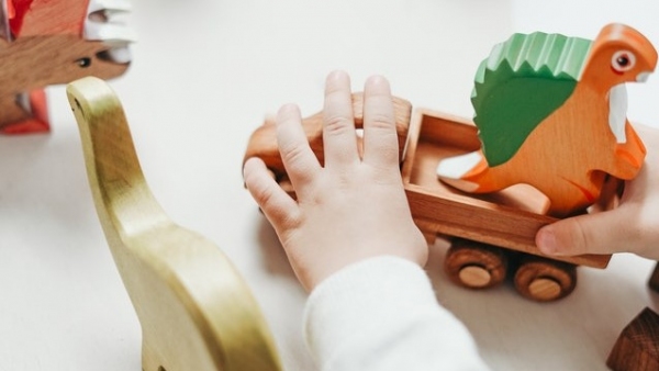 Mãe busca na rede pública tratamento multiprofissional para filho autista; saúde diz que irá atender