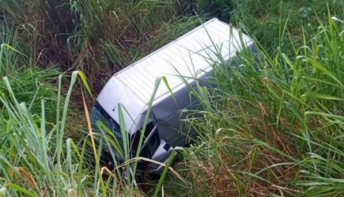 Motorista de van perde o controle e cai em ribanceira na vicinal Plácido Rocha