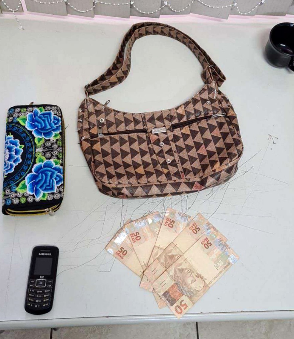 Homem faz ameaça e menção de estar armado para roubar celular e bolsa de idosa em ponto de ônibus