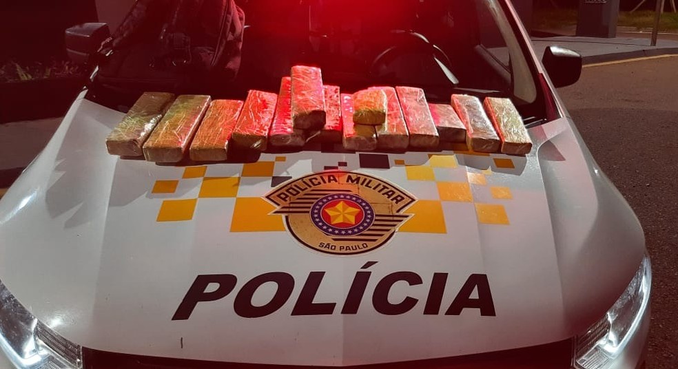 Passageiro fica nervoso durante fiscalização policial e acaba preso por transportar 10kg de maconha