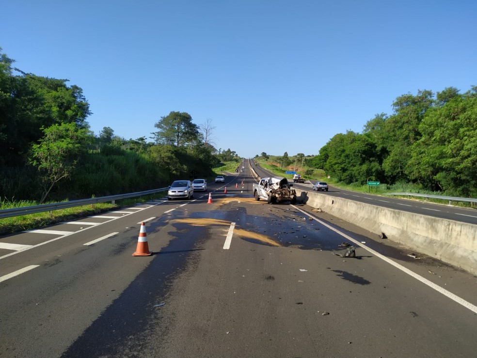 Homem fica ferido após bater caminhonete em traseira de ônibus na Rodovia Assis Chateaubriand