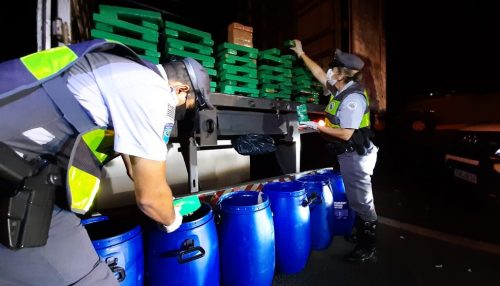 Motorista demonstra nervosismo em abordagem e polícia localiza 120kg de maconha e 4kg de crack