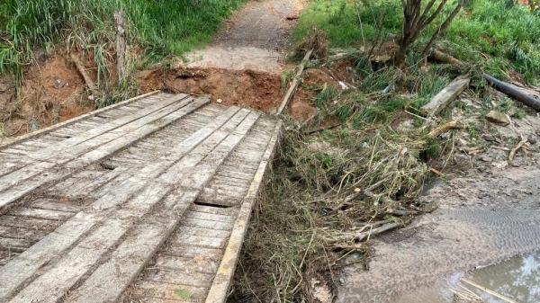 Ponte sobre o Córrego Tocantins é danificada pelas chuvas; choveu 289 mm em uma semana