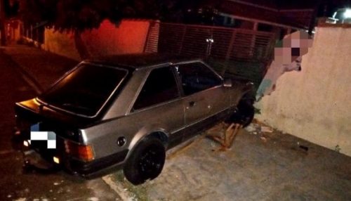 Rapaz de 21 anos furta carro, atropela moradores na calçada, derruba muro e foge em Tupi Paulista