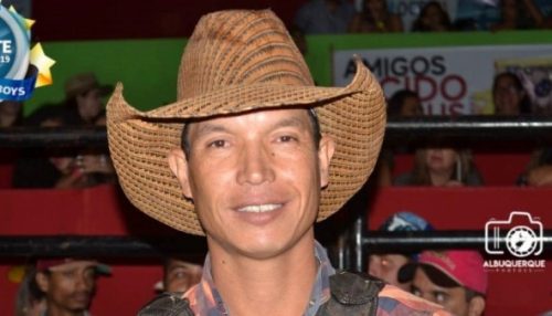 Peão morre após cair durante prova em rodeio e ser atingido por touro, em Indiana