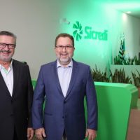 GERENTE DA AGÊNCIA DE RANCHARIA LUIZ ANTONIO BIAGE JUNTO COM O VICE PRESIDENTE DA COOPERATIVA CARLOS HENRIQUE DOS SANTOS