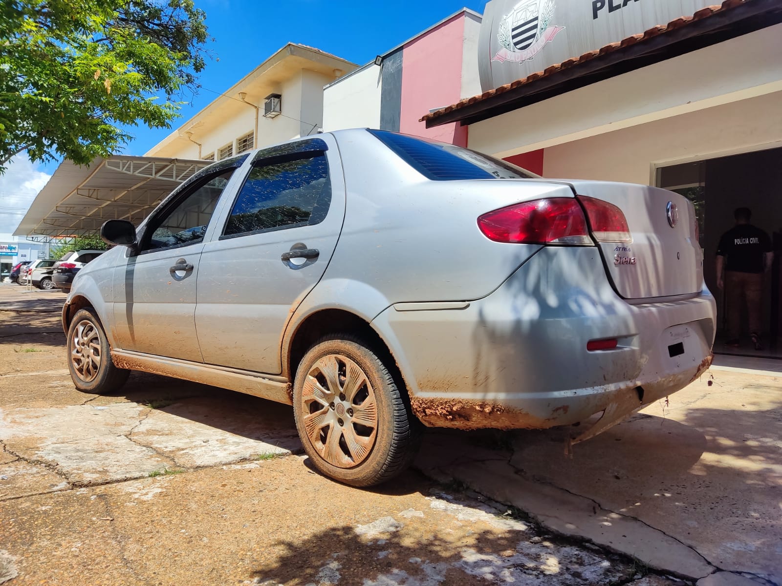 Homem é preso, com carro carregado de drogas