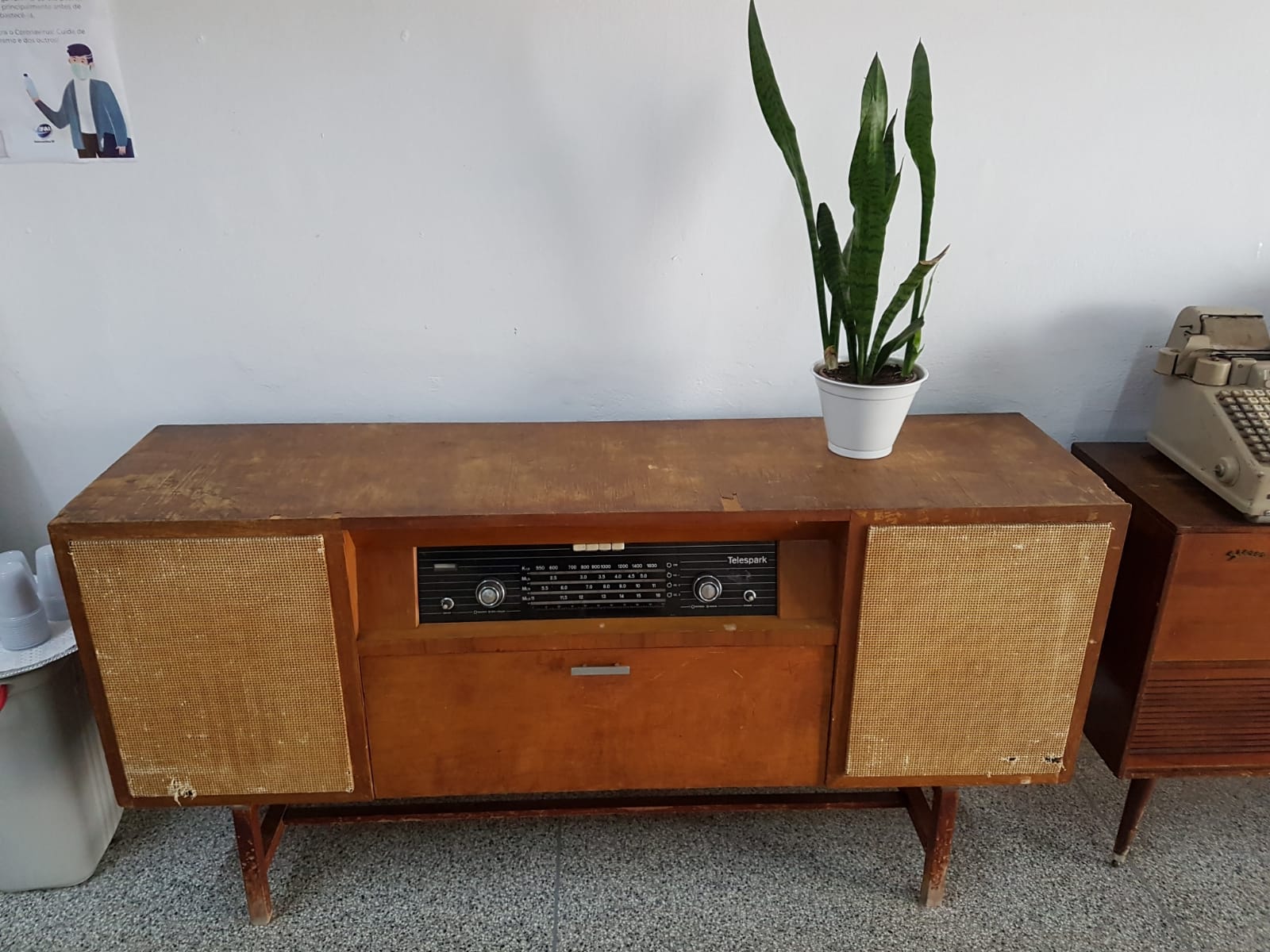 “PÉROLAS” (*) PARA AS MENTES MEDÍOCRES PROVINCIANAS...