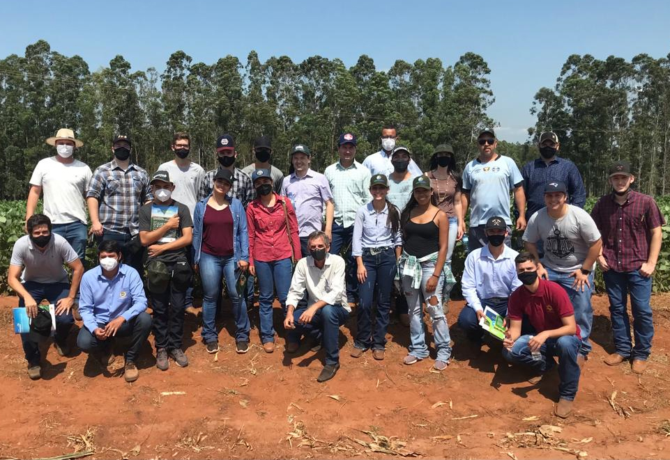 Alunos de Agronomia da UniFAI participam  de Dia de Campo de soja e milho na APTA