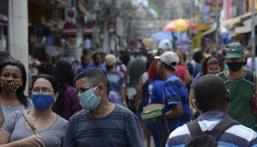 Uso de máscara em locais fechados deixa de ser obrigatório em SP