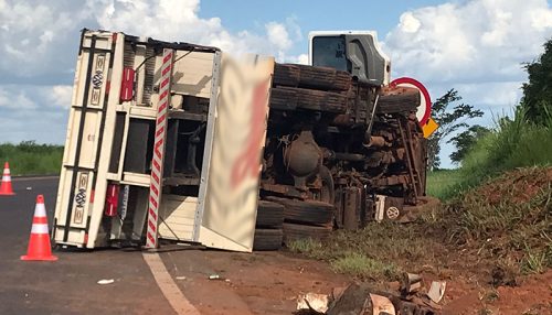 Caminhão tomba na SP-294 em Adamantina