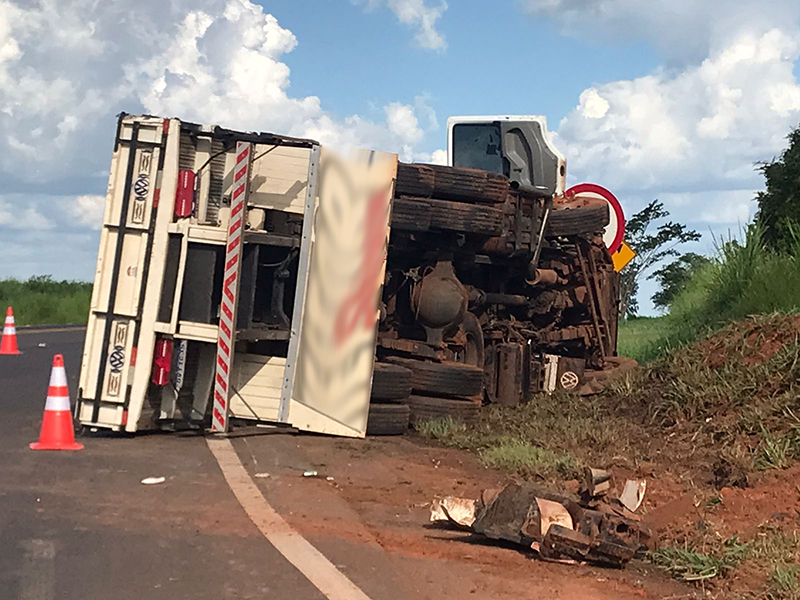 Caminhão tomba na SP-294 em Adamantina