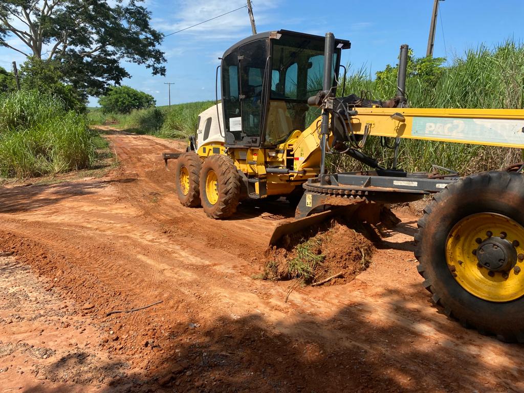 Secretaria de Obras de Adamantina executa manutenção nas estradas rurais de Adamantina