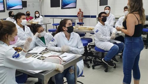 Alunos de Farmácia recebem visita de ex-aluna  que atua como farmacêutica industrial