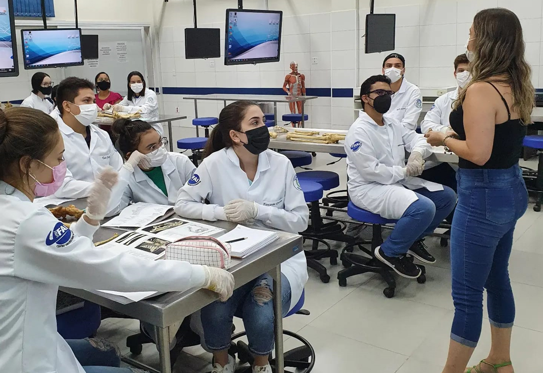 Alunos de Farmácia recebem visita de ex-aluna  que atua como farmacêutica industrial