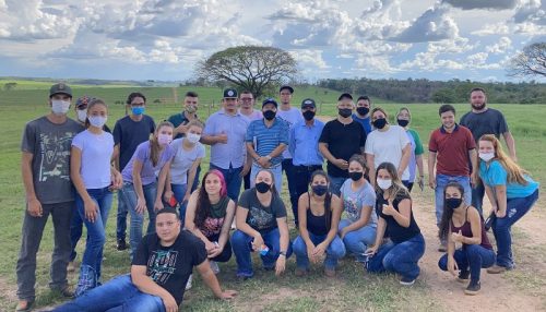 Alunos da Medicina Veterinária fazem  visita técnica à Fazenda Oroitê