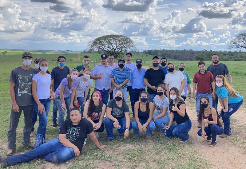 Alunos da Medicina Veterinária fazem  visita técnica à Fazenda Oroitê