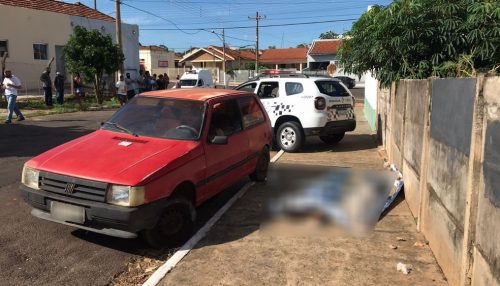 Homem é encontrado morto em calçada com fio enrolado no pescoço e rosto desfigurado