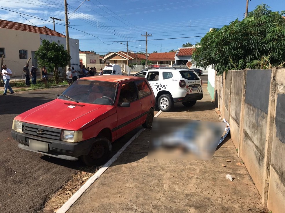 Homem é encontrado morto em calçada com fio enrolado no pescoço e rosto desfigurado