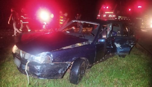 Batida entre carro e caminhão mata homem e adolescente e deixa duas pessoas gravemente feridas