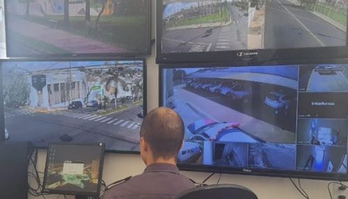 Por câmeras de vigilância, PM flagra trio fazendo uso de drogas em banheiro no Parque dos Pioneiros